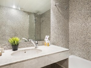 Badewanne, Haartrockner, Handtücher, Shampoo