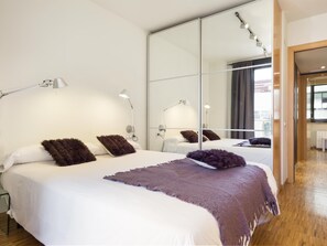 3 bedrooms, in-room safe, iron/ironing board, travel cot