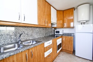 Frigorífico, microondas, horno y cafetera o tetera