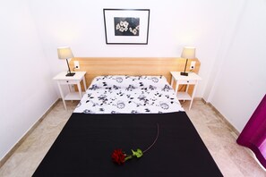 3 bedrooms, iron/ironing board, free WiFi, bed sheets - VENTURA PARK 1  (Salou)