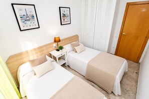 3 bedrooms, iron/ironing board, WiFi (free), bed sheets - Apartment with parking near PortAventura (Salou)