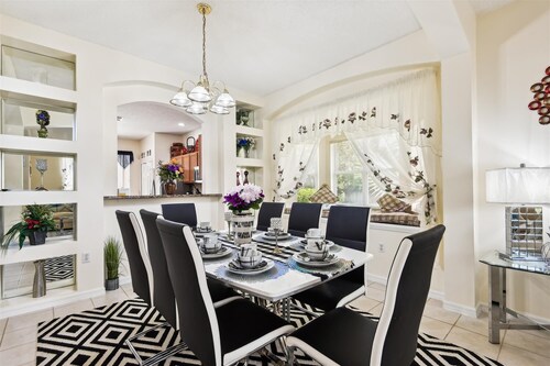 WOW DISNEY MAGIC! 7 BED LAKE FRONT VILLA. JUST REFURBISHED! POOL / SPA KING BEDSED