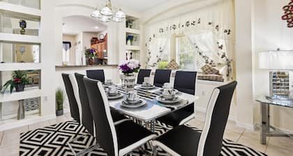 WOW DISNEY MAGIC! 7 BED LAKE FRONT VILLA. JUST REFURBISHED! POOL / SPA KING BEDSED