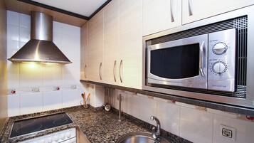 Jääkaappi, mikroaaltouuni, uuni, kahvin-/teenkeitin