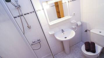 Een douche, handdoeken