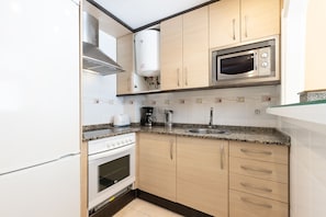Refrigerador, microondas, horno y cafetera y tetera
