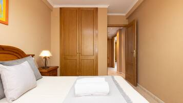 2 slaapkamers, een strijkplank/strijkijzer, gratis wifi, beddengoed