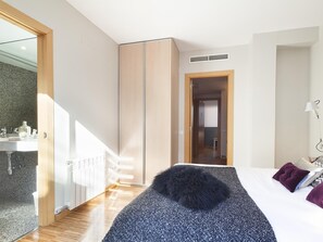3 makuuhuonetta, tallelokero huoneessa, silitysrauta/-lauta