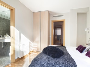 3 bedrooms, in-room safe, iron/ironing board, travel cot