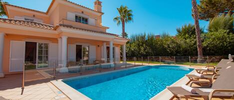 Außenpool, Liegestühle