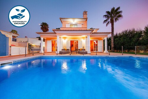 Villa w/ private pool & BBQ in Varandas do Lago