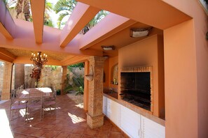 Outdoor dining - Casa Bruella Walk to Beach Villa with Pool and BBQ (Carvoeiro)