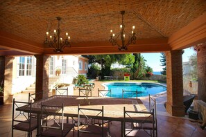Outdoor dining - Casa Bruella Walk to Beach Villa with Pool and BBQ (Carvoeiro)