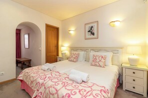 3 habitaciones, tabla de planchar con plancha, wifi y ropa de cama