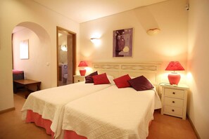 3 bedrooms, iron/ironing board, travel crib, WiFi - Casa Bruella Walk to Beach Villa with Pool and BBQ (Carvoeiro)