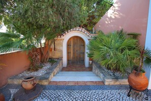 Property grounds - Casa Bruella - Walk to beach, Pool, WiFi and BBQ (Carvoeiro)