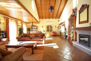 TV, stereo - Casa Bruella Walk to Beach Villa with Pool and BBQ (Carvoeiro)
