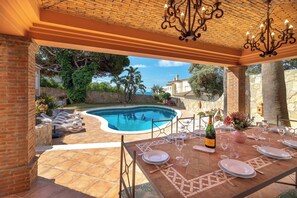 Outdoor dining - Casa Bruella Walk to Beach Villa with Pool and BBQ (Carvoeiro)