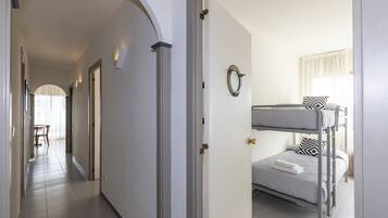 3 slaapkamers, een strijkplank/strijkijzer, gratis wifi, beddengoed