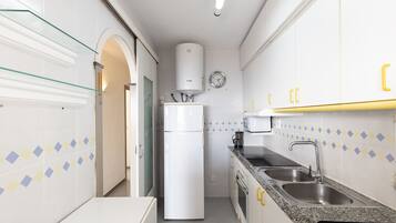 Kühlschrank, Mikrowelle, Ofen, Wasserkocher mit Kaffee-/Teezubehör
