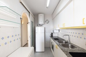 Fridge, microwave, oven, coffee/tea maker