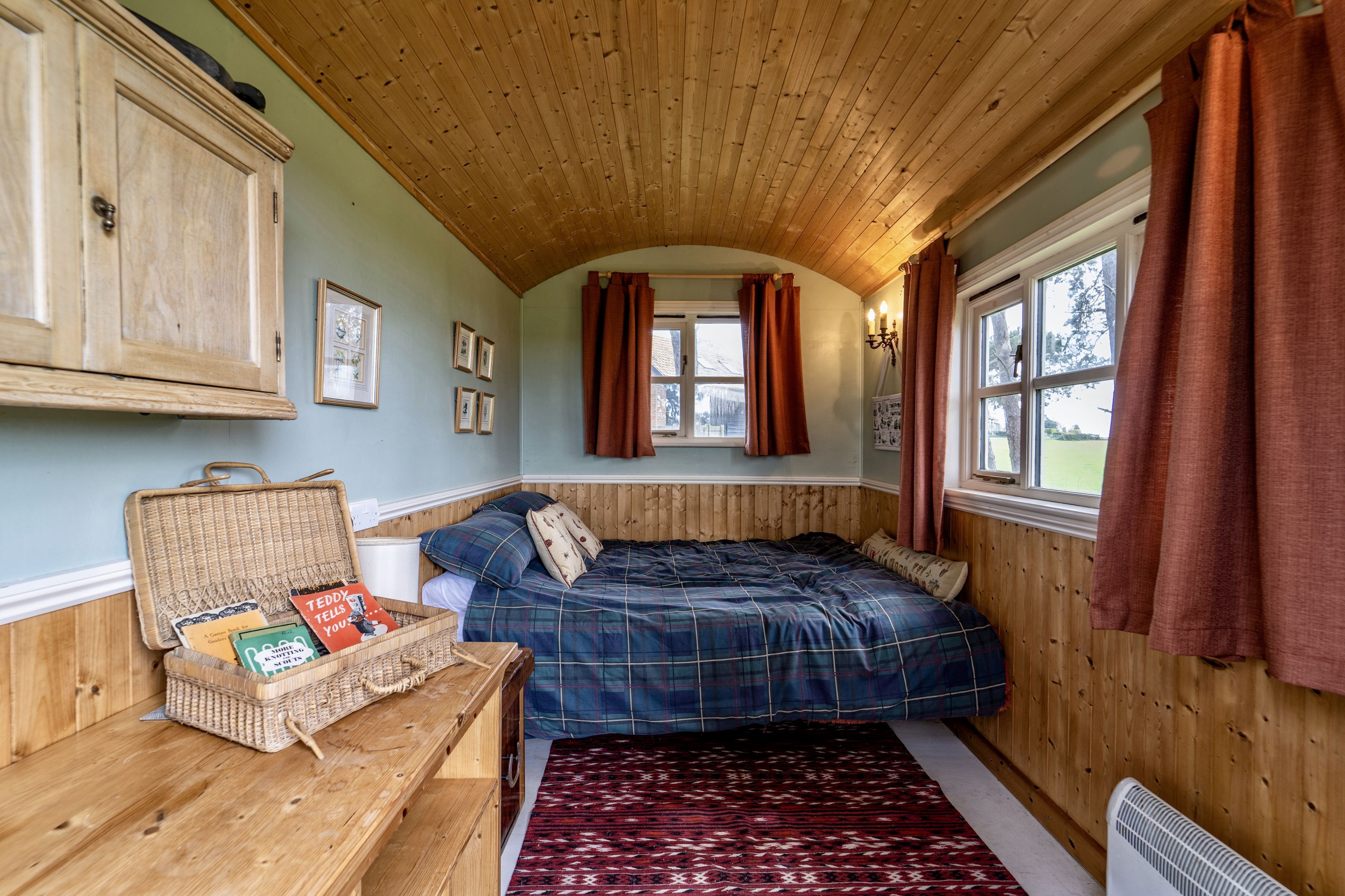 6 bedrooms, internet, bed sheets