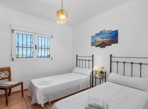 3 makuuhuonetta, silitysrauta/-lauta, ilmainen Wi-Fi, vuodevaatteet