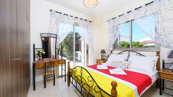 3 bedrooms, in-room safe, iron/ironing board, bed sheets