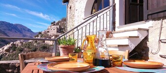 maison en pierre, village médiéval. 15 km de la mer. terrasse