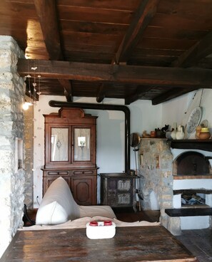 Interior - stone cottage, Medieval Village. 15 km Sea. Terrace (Castelvecchio di Rocca Barbena)