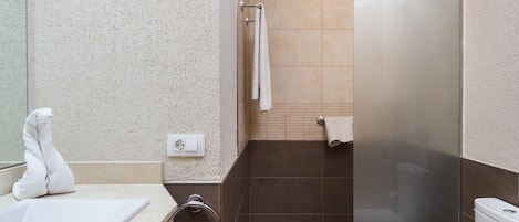 Douche, sĂšche-cheveux, serviettes fournies