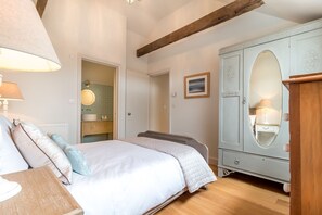 2 bedrooms, iron/ironing board, travel cot, Internet - 2-bedroom dog friendly cottage located in Braunton, within easy reach of the beach. (Braunton)