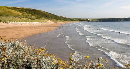 2-bedroom dog friendly cottage located in Braunton, within easy reach of the beach.