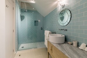 Douche, séchoir à cheveux, serviettes fournies