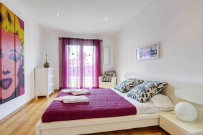 3 عدّة غرف نوم وواي فاي وملاءات أسرّة