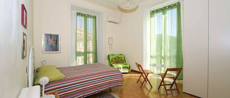 2 chambres, bureau, fer et planche à repasser, lit parapluie