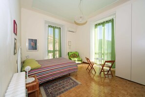 2 Schlafzimmer, Schreibtisch, Bügeleisen/Bügelbrett, Reisekinderbett