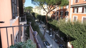 A balcony with a view of a tree-lined street and buildings. - Domus Costanza - Bright and elegant apartment in Piazza Verbano. (Roma)