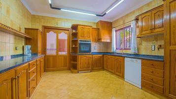 Kylskåp, mikrovågsugn, ugn och diskmaskin