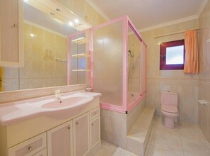 Baignoire, séchoir à cheveux, serviettes fournies
