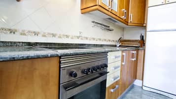 Fridge, microwave, oven, coffee/tea maker