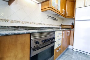 Kühlschrank, Mikrowelle, Ofen, Wasserkocher mit Kaffee-/Teezubehör