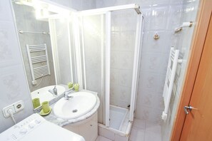 Shower, towels - MORISCA Apartment (Salou)