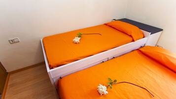 1 slaapkamer, een strijkplank/strijkijzer, gratis wifi, beddengoed