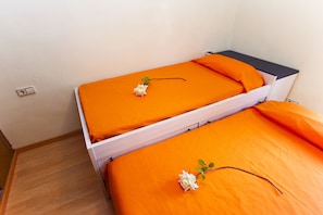 1 habitación, tabla de planchar con plancha, wifi gratis y ropa de cama