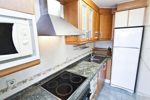 Jääkaappi, mikroaaltouuni, uuni, kahvin-/teenkeitin