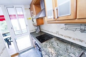 ثلاجة، ميكروويف، فرن، ماكينة لصنع القهوة/الشاي