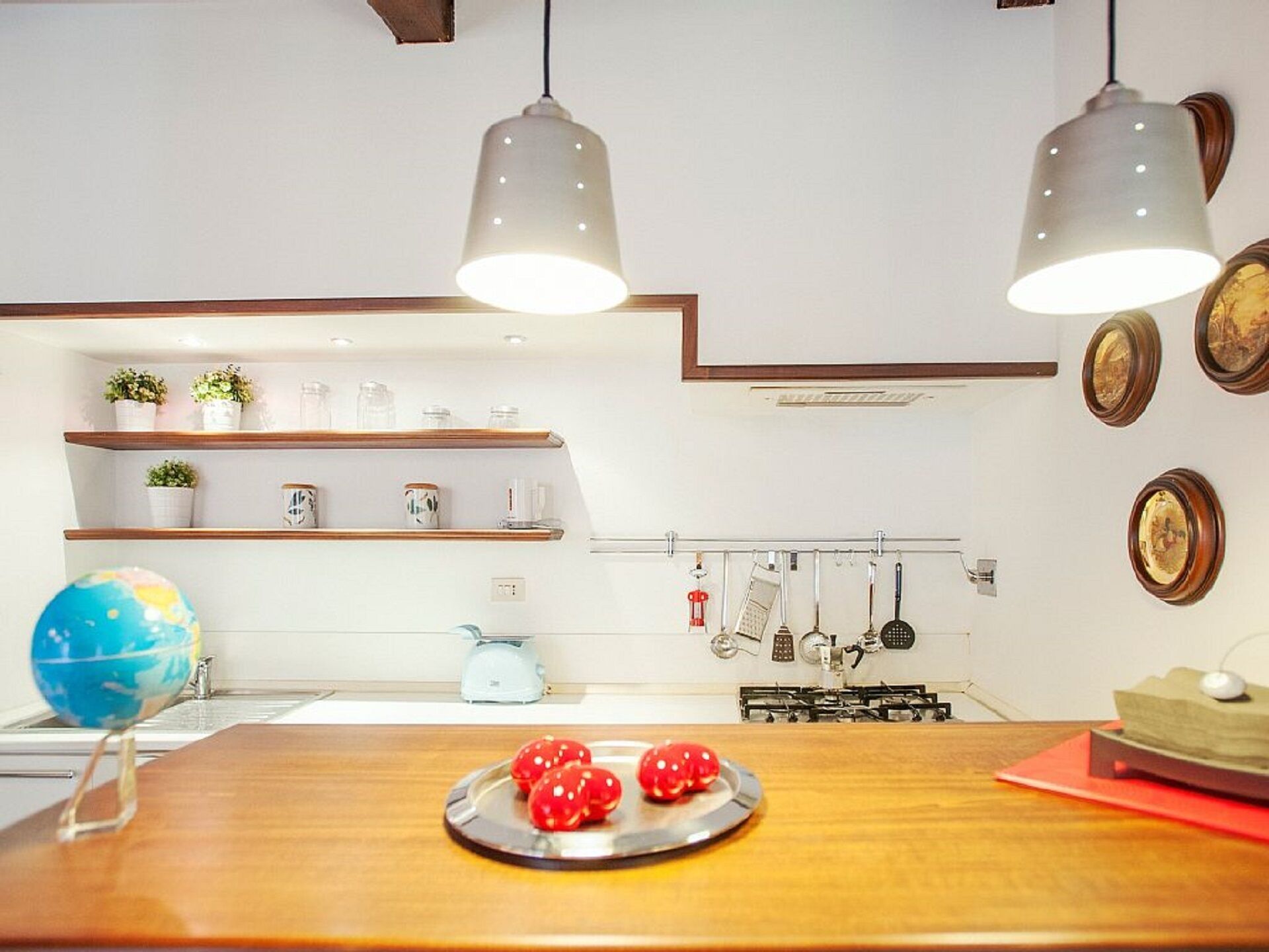 Køleskab, mikrobølgeovn, kogeplade, opvaskemaskine