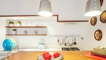 Køleskab, mikrobølgeovn, kogeplade, opvaskemaskine