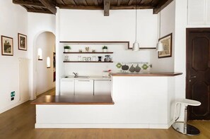 Réfrigérateur, micro-ondes, plaque de cuisson, lave-vaisselle